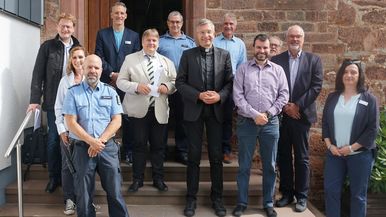 Am Eingangsbereich des "Kornhauses", in dem der Seniorenvollzug untergebracht ist (von links nach rechts): Dr. Peter Zürcher, Referent des Bischofs, Christine Dörr, Pädagogischer Dienst, Dirk Mehlstäubl, Sicherheitsdienstleiter, Julian Velde, Leiter Pädagogischer Dienst, Dr. Gunter Fleck, Anstaltsleiter, David Lampp, stellvertr. Bereichsleiter Kornhaus (Seniorenvollzug), Bischof Dr. Michael Gerber, Jörg Soose, Abteilungsleiter Kornhaus (Seniorenvollzug), Michael Kullinat, katholischer Gefängnisseelsorger, Dr. Reinhard Runkel, Anstaltsarzt, Dr. Andreas Ruffing, Dezernent Diakonische Seelsorge, Kathrin Doll, Abteilungsleiterin Sicherungsverwahrung. Foto: JVA Schwalmstadt